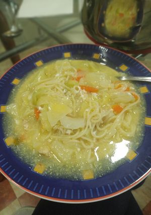 Una foto de Lomi soup (sopa típica en Filipinas)
