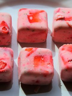 Una foto de Bombones helados de fresa y menta 🍓