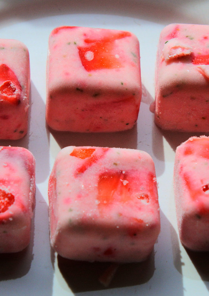 Una foto de Bombones helados de fresa y menta 🍓