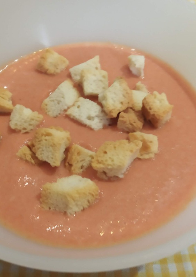 Una foto de Salmorejo andaluz, con o sin pan