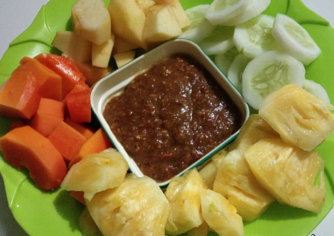 Langkah Mudah untuk Membuat 55. Rujak Buah Segar Anti Gagal