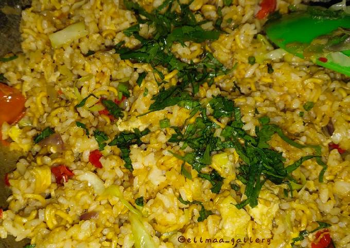 Langkah Mudah untuk Menyiapkan Nasi mie goreng(Nasmireng) praktis, Enak Banget