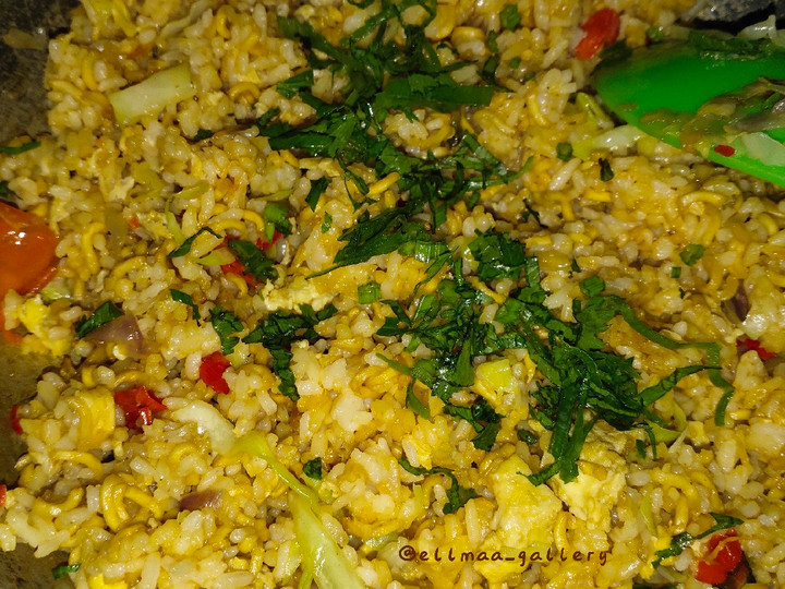 Langkah Mudah untuk Menyiapkan Nasi mie goreng(Nasmireng) praktis, Enak Banget