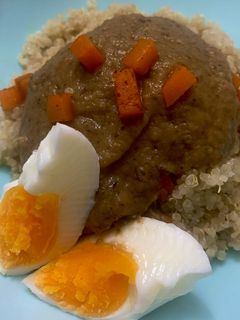 Una foto de Quinoa con verduras y huevo