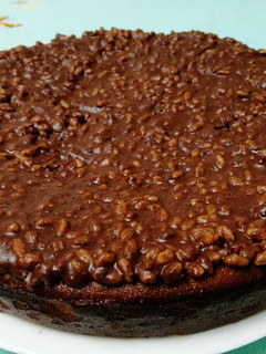 Una foto de Pastel de almendra y arándanos con cobertura de arroz soplado