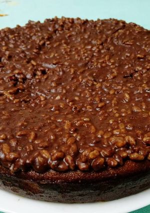 Una foto de Pastel de almendra y arándanos con cobertura de arroz soplado