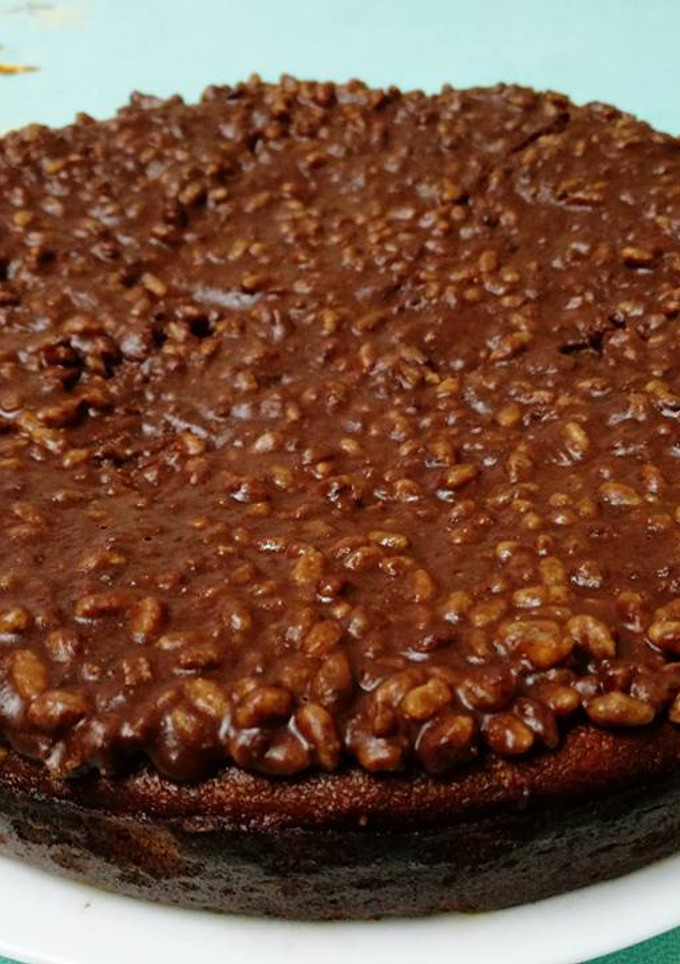 Una foto de Pastel de almendra y arándanos con cobertura de arroz soplado