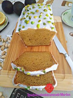 Una foto de Bizcocho de aguacate y pistacho