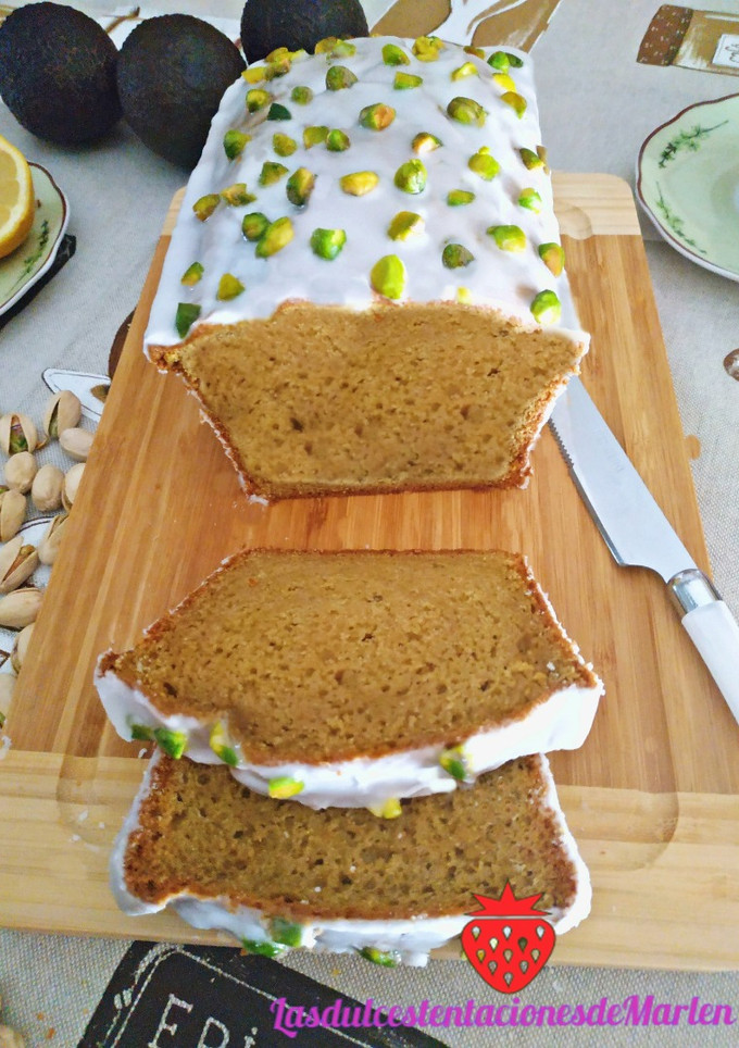 Una foto de Bizcocho de aguacate y pistacho