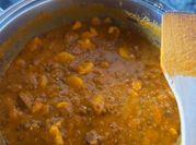 Una foto de lentejas de bote con chorizo