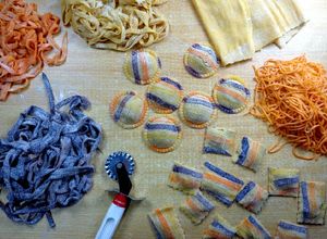 Una foto de Pasta multicolor 🍲🍭