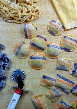 Una foto de Pasta multicolor 🍲🍭