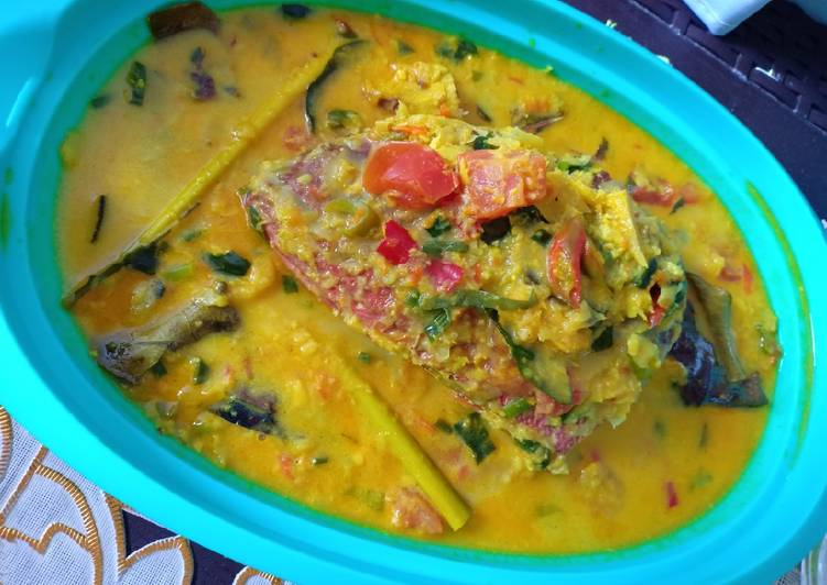 Kakap merah bumbu kuning