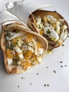 Una foto de Wraps 🌯 de brevas y huevo cocido