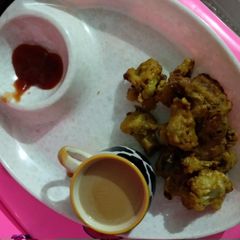 A picture of Gobhi pakoda with tea.