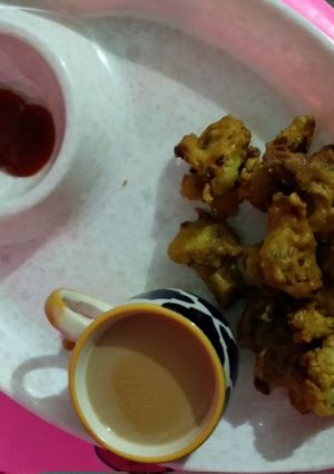 A picture of Gobhi pakoda with tea.