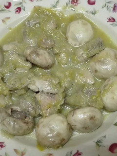 Una foto de Pollo encebollado con champiñones. Thermomix