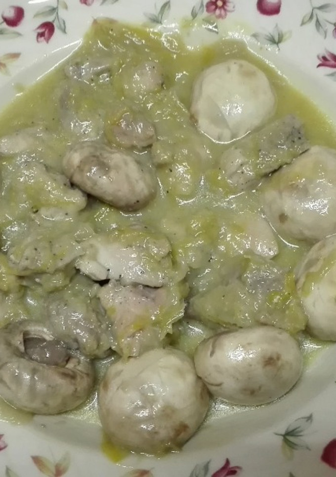 Una foto de Pollo encebollado con champiñones. Thermomix