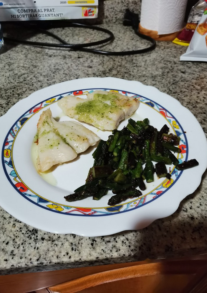 Una foto de Filete de panga con espárragos trigueros. 😋😋