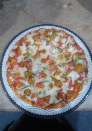 A picture of Chicken Tikka Pizza 🍕.