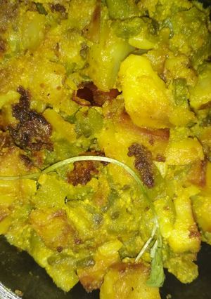 A picture of Badhakopi ghonto (cabbage and Potatoes curry).