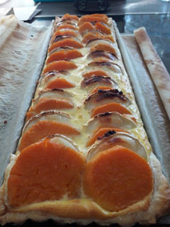 Une photo de Tarte feuilletée patate douce chèvre et miel