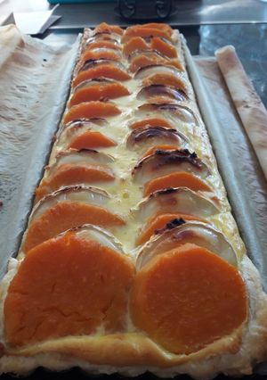 Une photo de Tarte feuilletée patate douce chèvre et miel