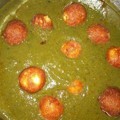 A picture of Palak gravy with paneer balls.