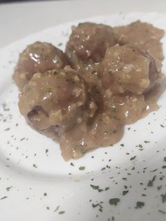 Una foto de Albóndigas con salsa de nueces