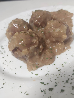 Una foto de Albóndigas con salsa de nueces