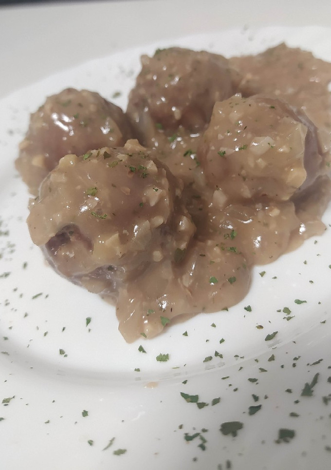 Una foto de Albóndigas con salsa de nueces