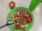 Una foto de ensalada arroz y quinoa