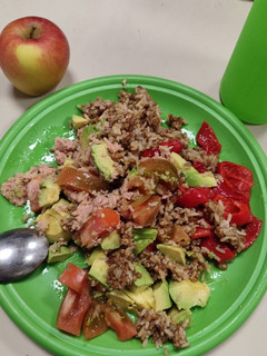 Una foto de Ensalada de arroz y quinoa 😋