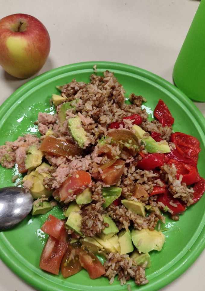 Una foto de Ensalada de arroz y quinoa 😋