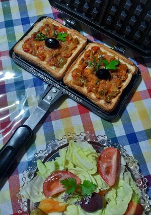 Une photo de Toast antigaspillage 🥪accompagné de salade