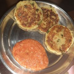 A picture of Farali aloo tikki with creamy tomato chutney.