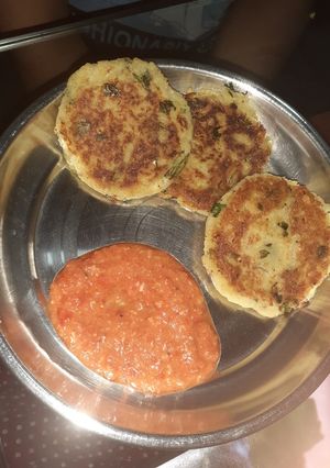 A picture of Farali aloo tikki with creamy tomato chutney.