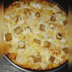 A picture of Tikka Chunks Pizza🍕.