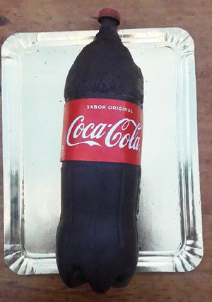 Una foto de Torta en forma de botella