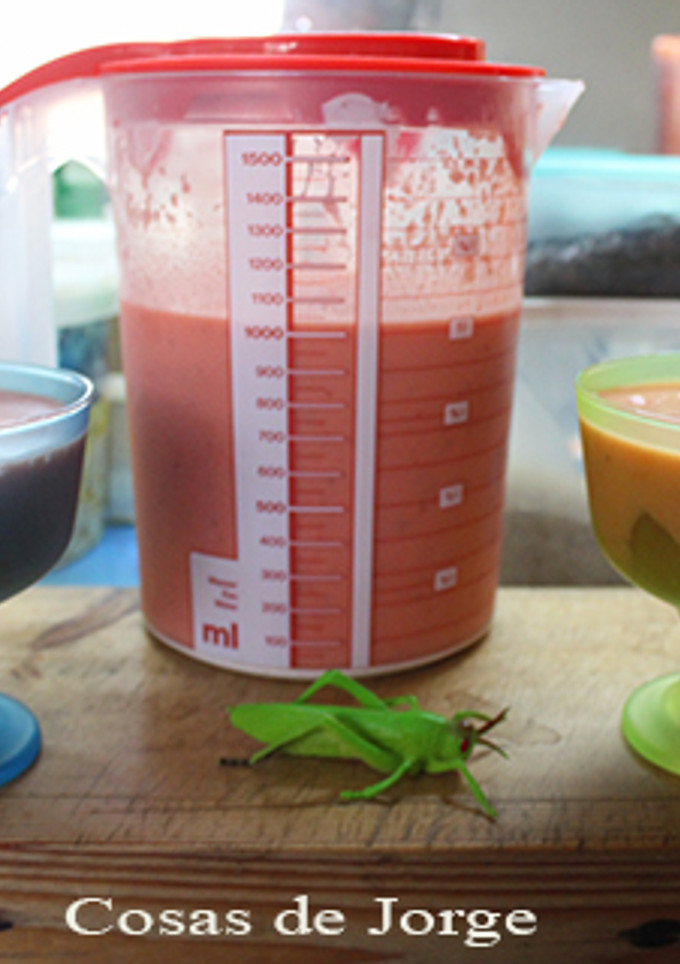 Una foto de Gazpacho de fresas y sandía con trocitos de melocotón en almíbar