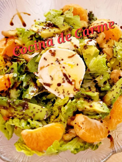 Una foto de Ensalada con rulo de cabra, aguacate, mandarina y semillas