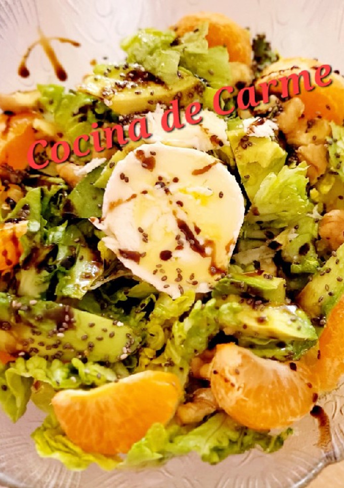 Una foto de Ensalada con rulo de cabra, aguacate, mandarina y semillas