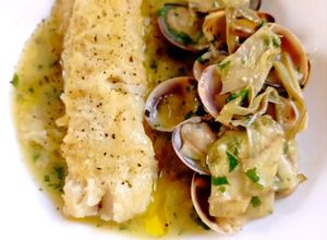 Foto di Filetto di Merluzzo con Vongole e Carciofi in Salsa Verde