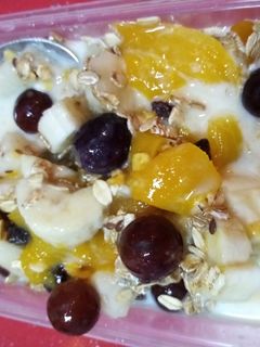 Una foto de Desayuno o postre sano 🍑🍇