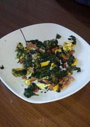 Una foto de Espinacas revueltas con huevo, jamón y bacon