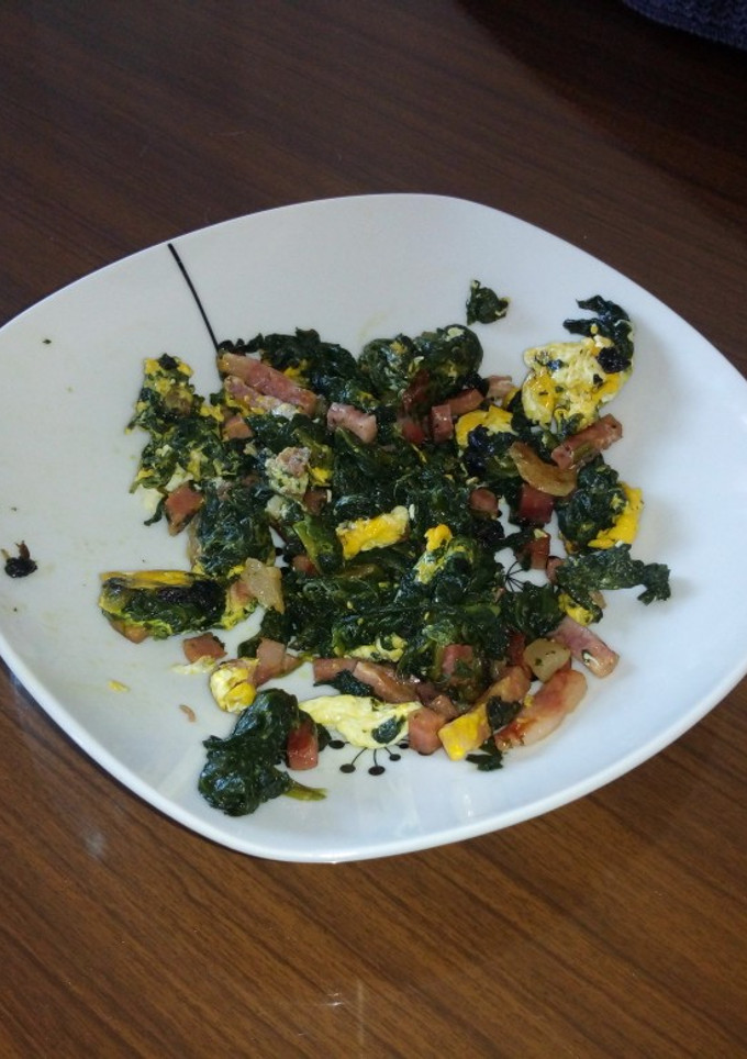 Una foto de Espinacas revueltas con huevo, jamón y bacon
