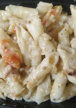व्हाइट सॉस पास्ता (white sauce pasta recipe in hindi) रेसिपी मुख्य फोटो