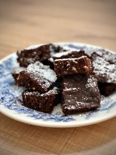 Una foto de Brownie saludable y rápido en estuche Lékué