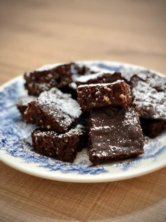 Una foto de Brownie saludable y rápido en estuche Lékué