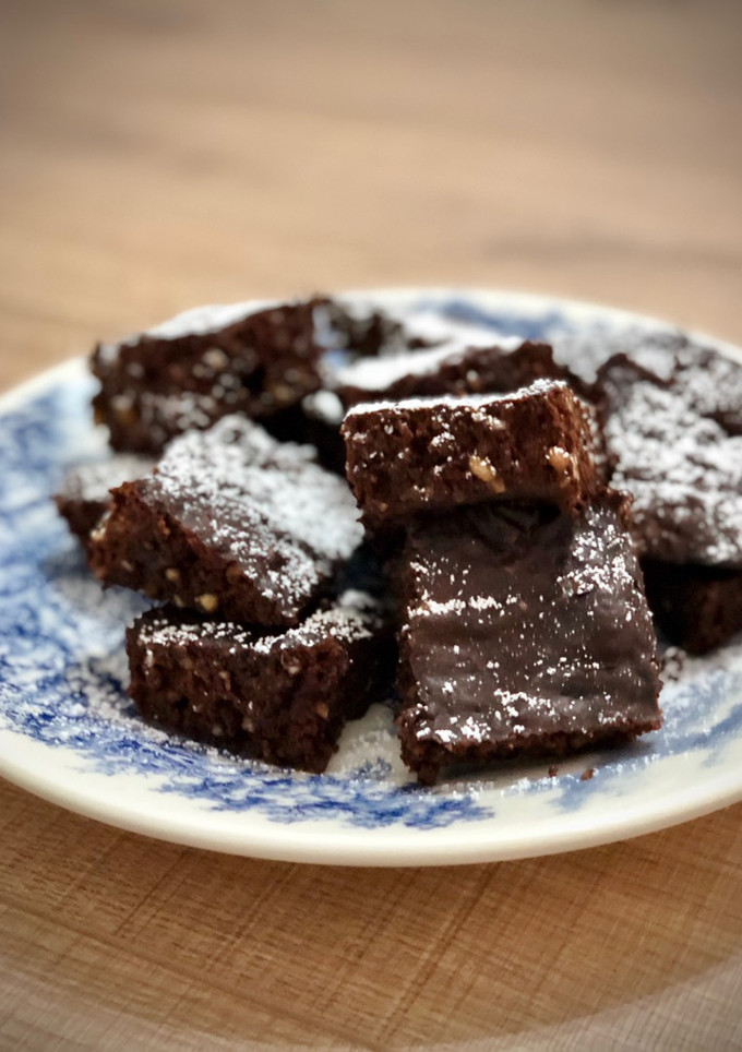 Una foto de Brownie saludable y rápido en estuche Lékué